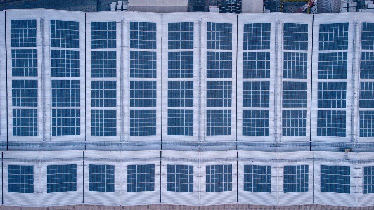 Schéma d’un data center utilisant des énergies renouvelables et l’IA pour une gestion énergétique intelligente en 2025.