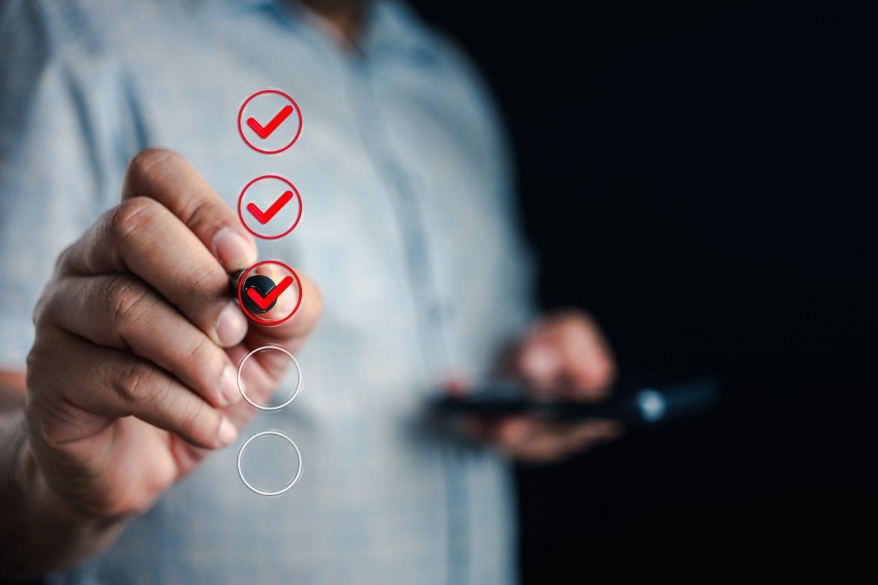 Schéma d’une checklist de sécurité mobile intégrant conception, gestion des accès et authentification.