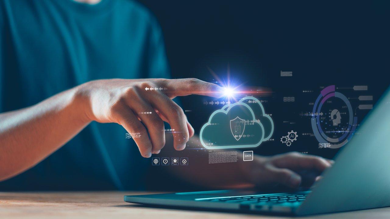 Schéma illustrant la sécurité Zero Trust combinée à l'IA en temps réel dans un environnement cloud sécurisé.