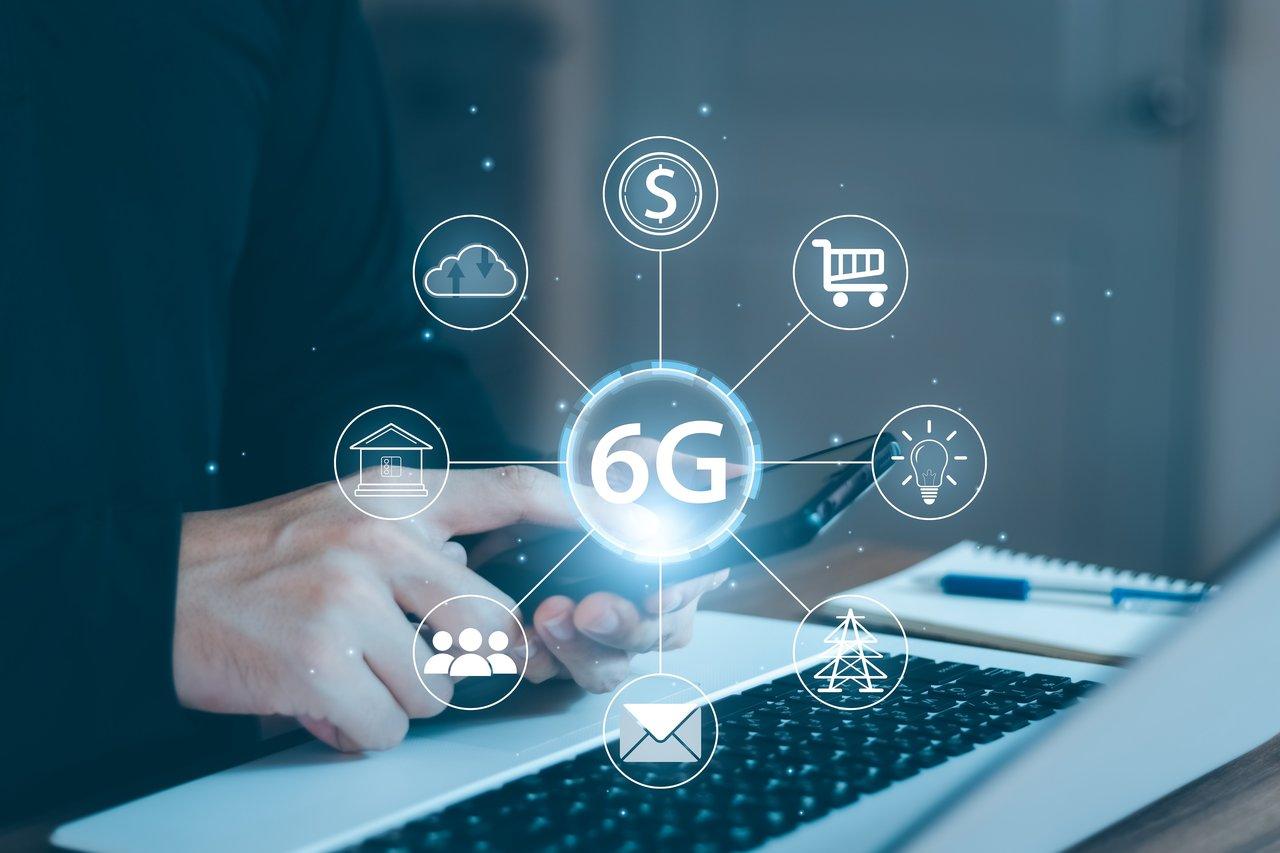 Schéma illustrant l'architecture et les avantages du réseau 6G pour les smartphones.