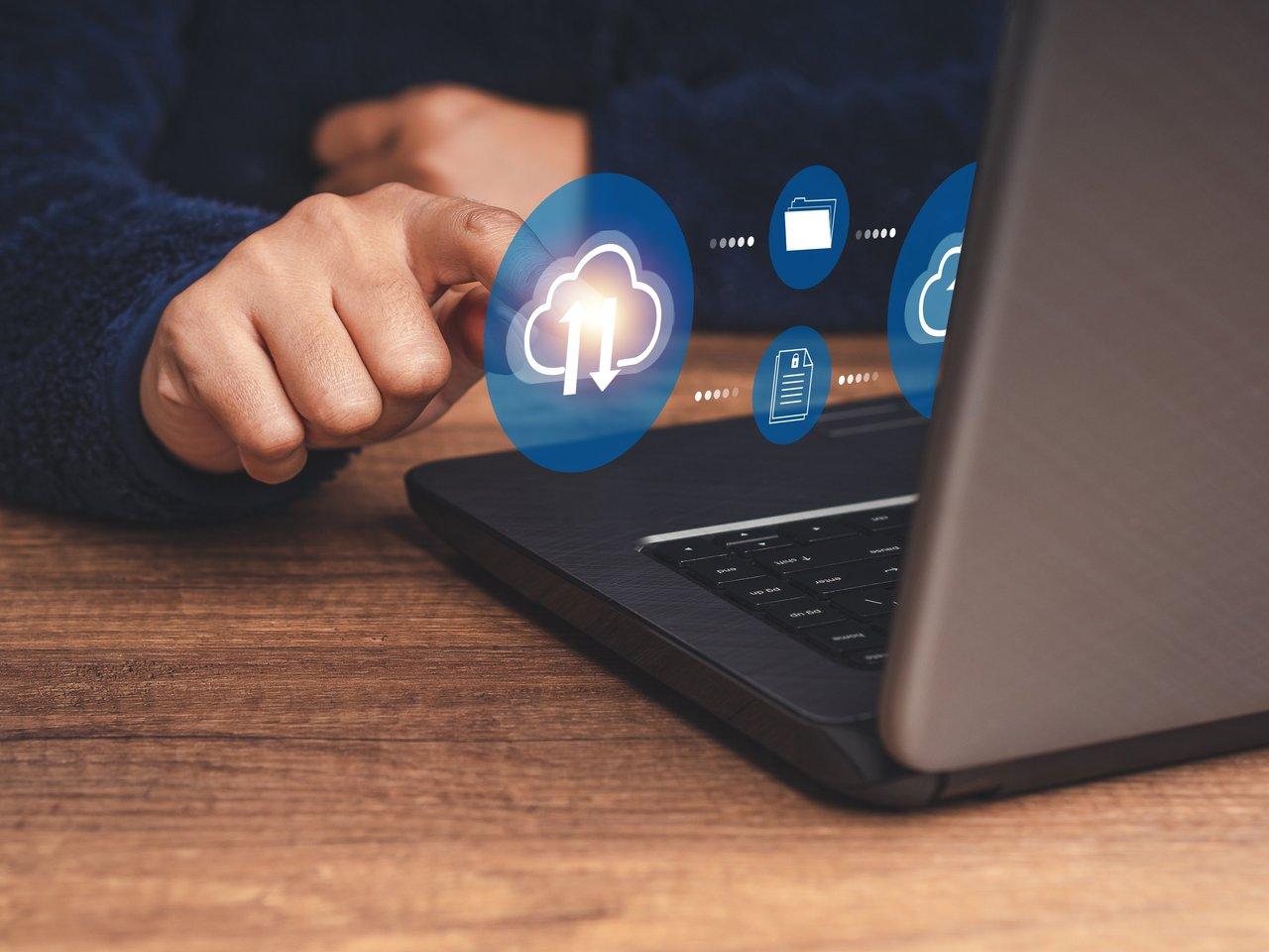 Schéma illustrant le processus de migration vers le cloud avec six étapes clés et icônes représentatives.