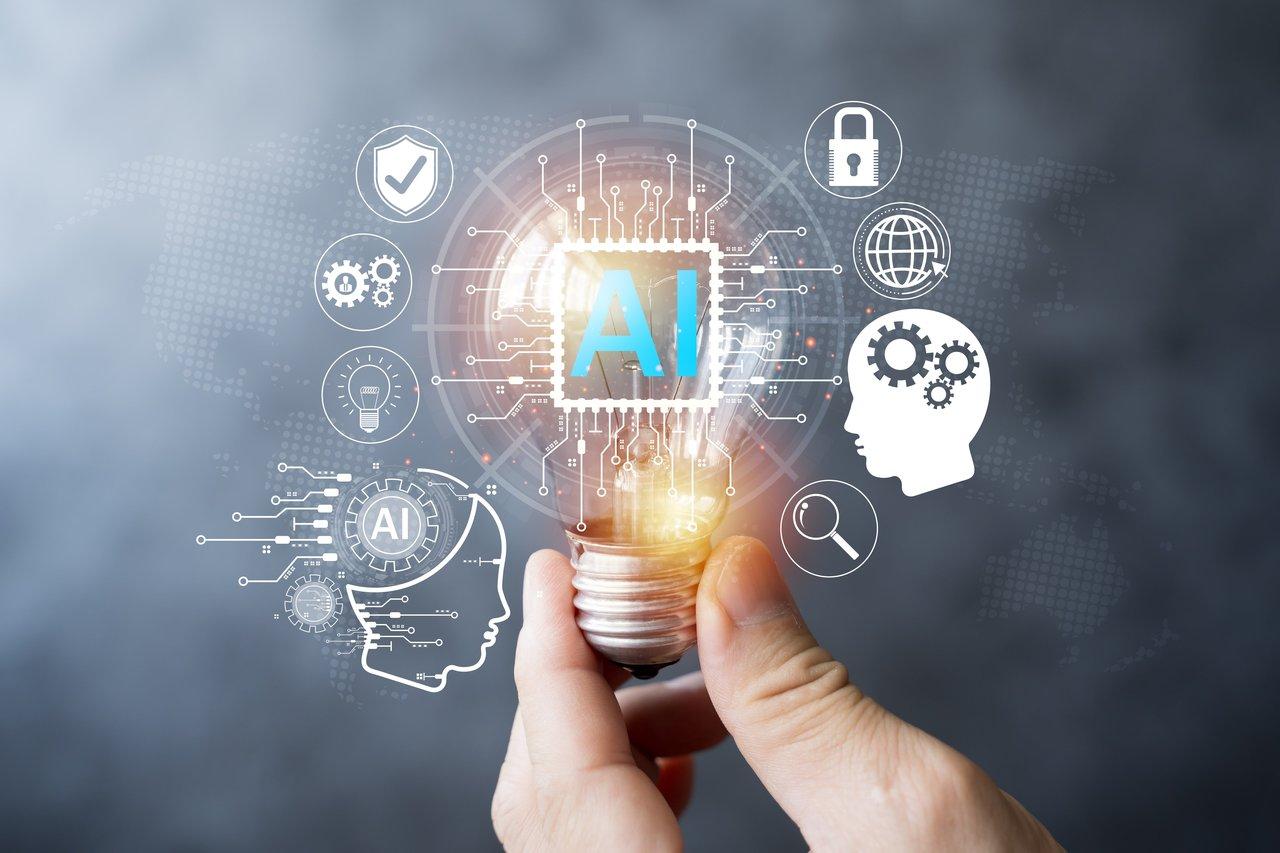 Schéma illustrant l’efficacité énergétique et la transparence dans l'intelligence artificielle hybride, avec une ampoule lumineuse symbolisant l'innovation technologique.