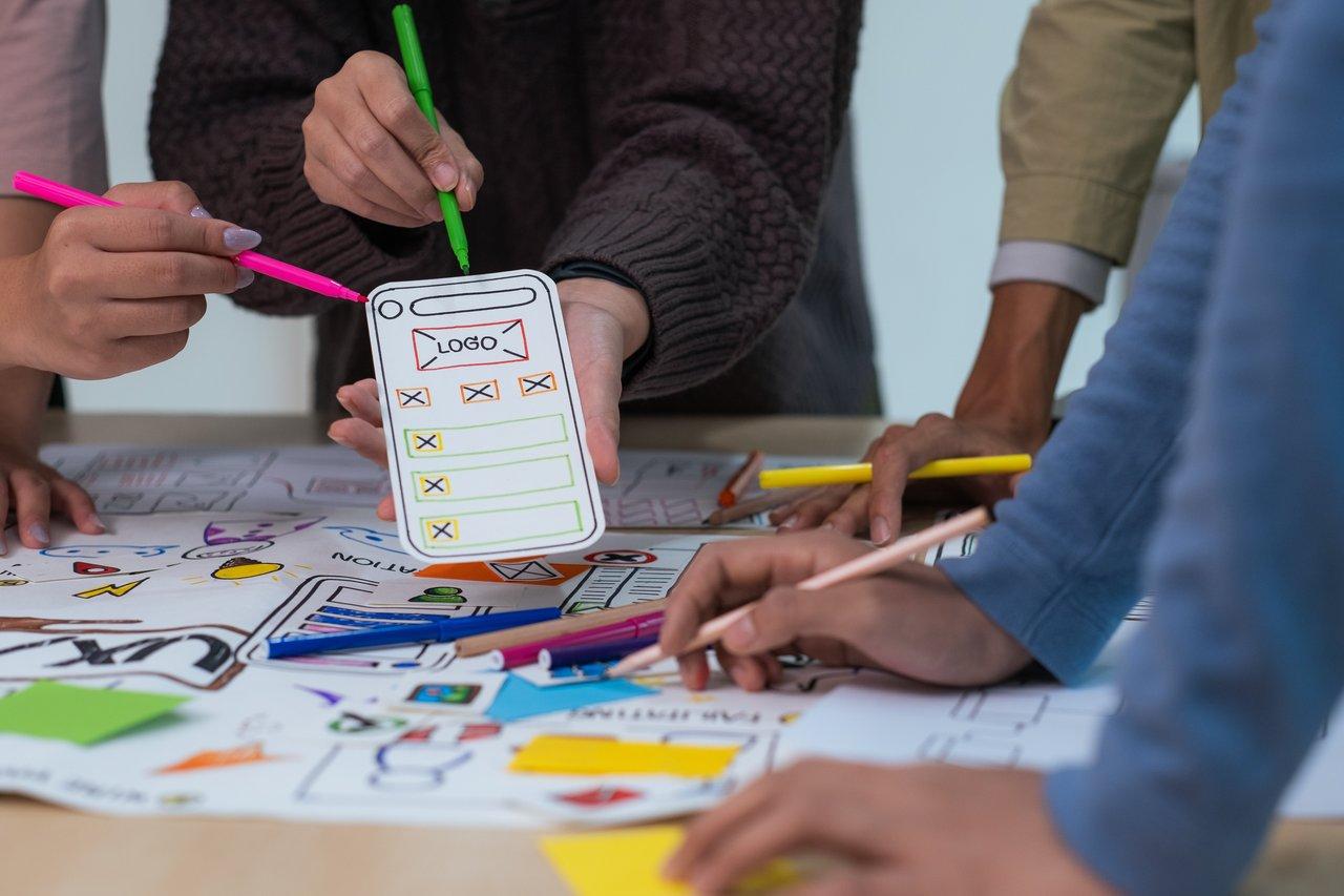 Schéma illustrant l’intégration cloud-native dans le développement mobile, essentiel pour l'innovation en 2025.