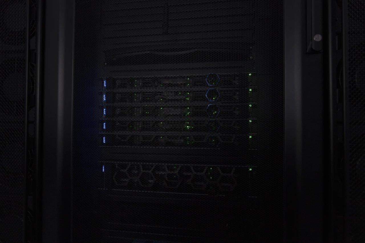 Schéma illustrant l'optimisation de la scalabilité et gestion thermique dans un cluster Nvidia H100 GPU pour l'entraînement IA.