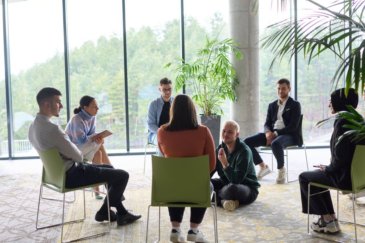 Session de feedback continu d'une startup dynamique favorisant la collaboration et la croissance d'une équipe performante.