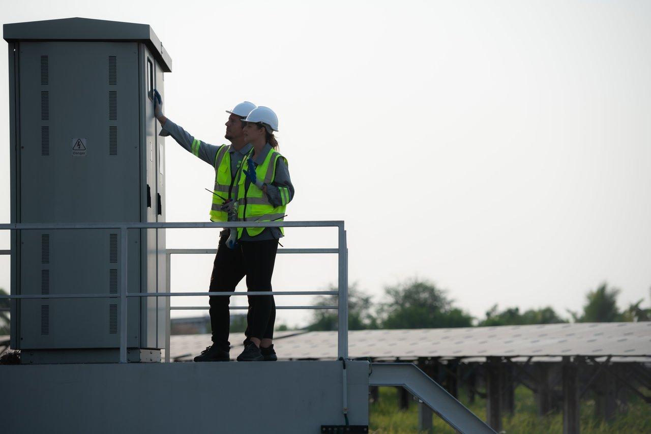 Station de stockage d'énergie solaire dans un hub logistique, optimisant la gestion de la flotte électrique.