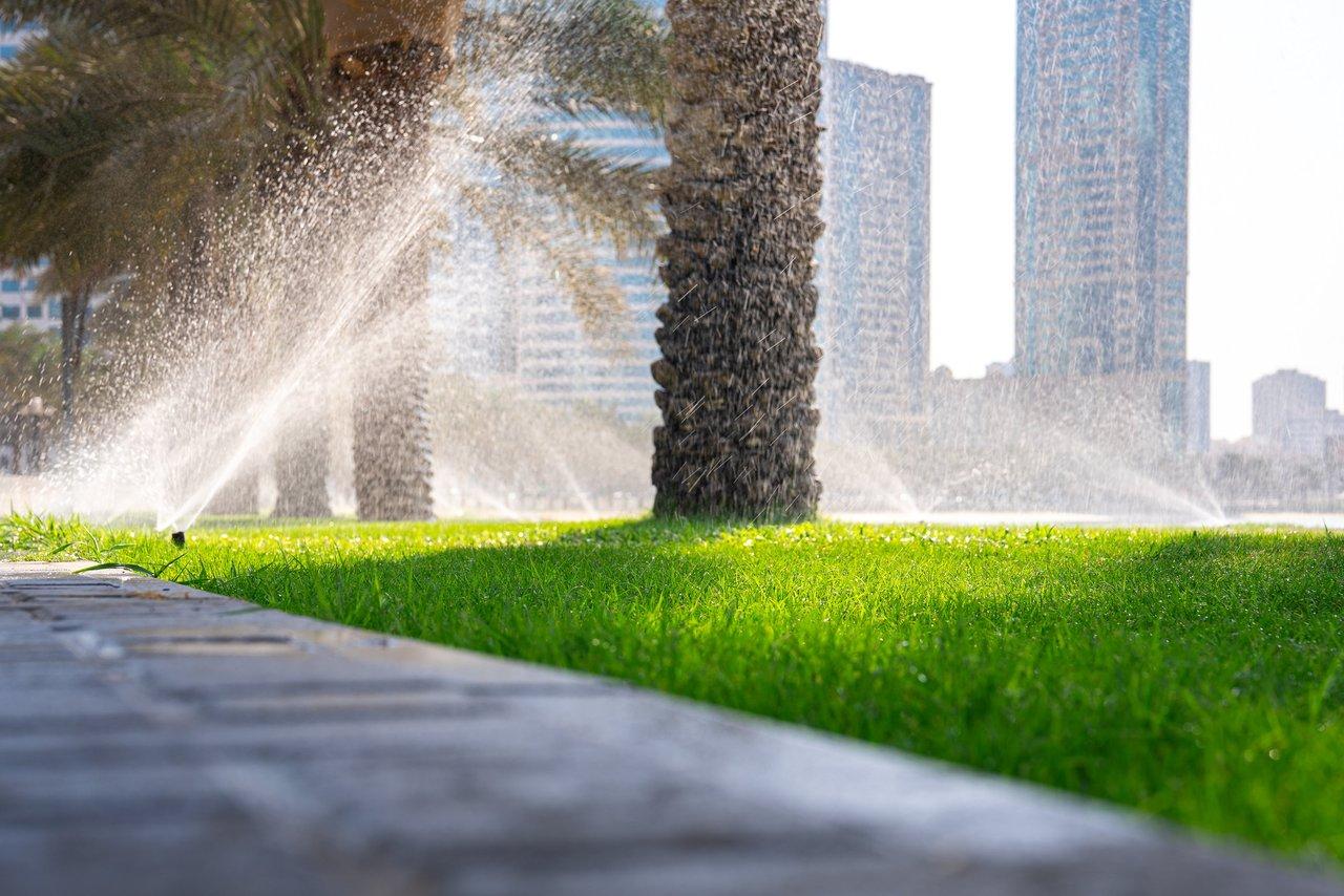 Système d’irrigation urbaine intelligent avec capteurs d’humidité pour une gestion durable de l’eau.