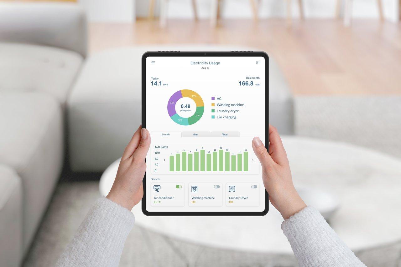 Tableau de bord de gestion énergétique centralisée affichant la consommation par appareil et mois.