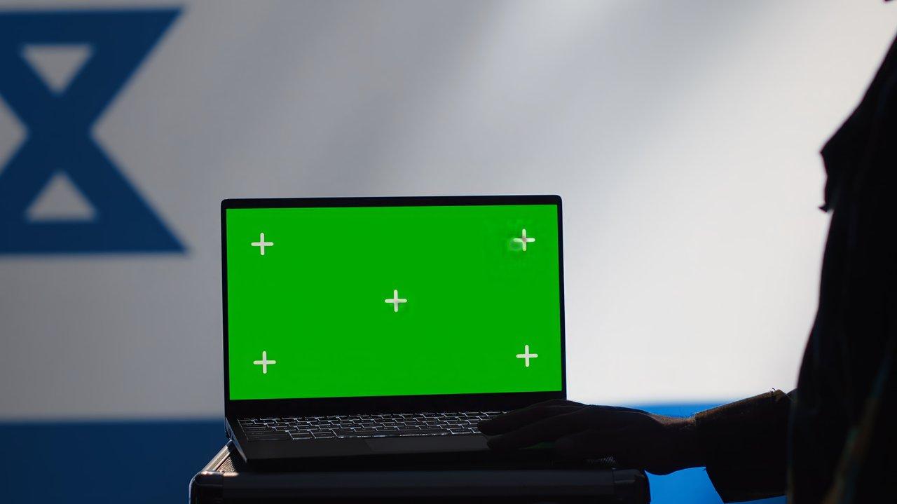 Tableau de bord de veille des fake news avec visualisation en temps réel utilisant l'intelligence artificielle et Big Data.