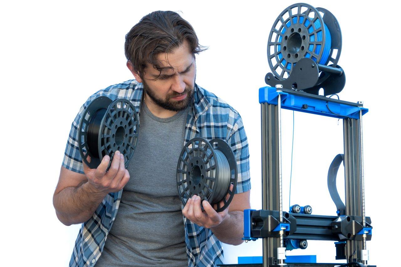 Test du prototype complexe imprimé en 3D illustrant la flexibilité et l’innovation technologique pour startups.