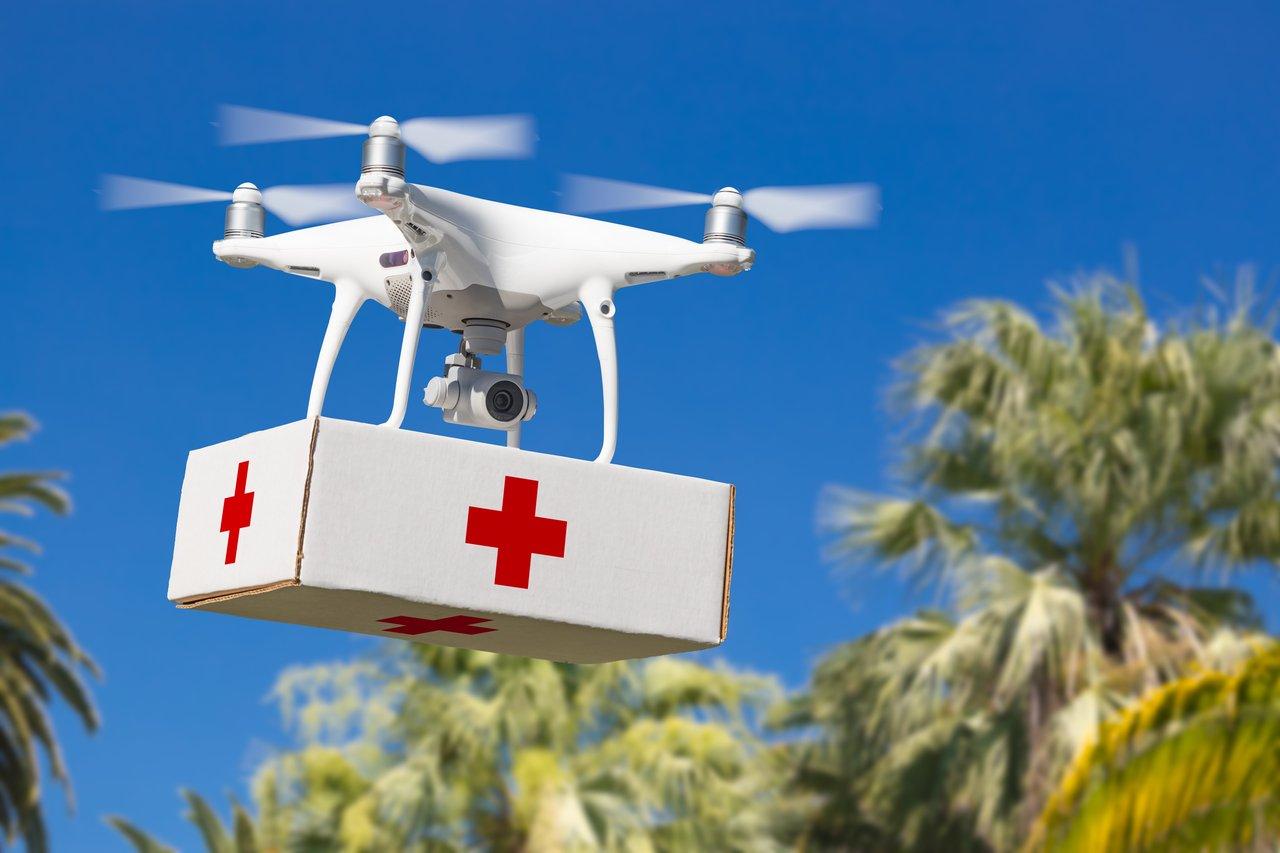 Un drone médical rural livrant un kit de premiers secours dans un terrain tropical, contrôlé via la 5G.