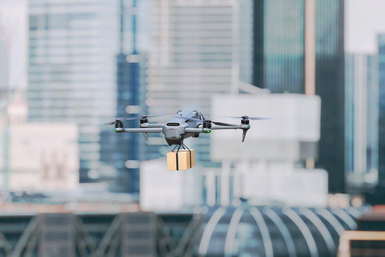 Un drone modulaire intelligent survole une ville connectée, optimisant livraison, trafic et réseaux énergétiques.
