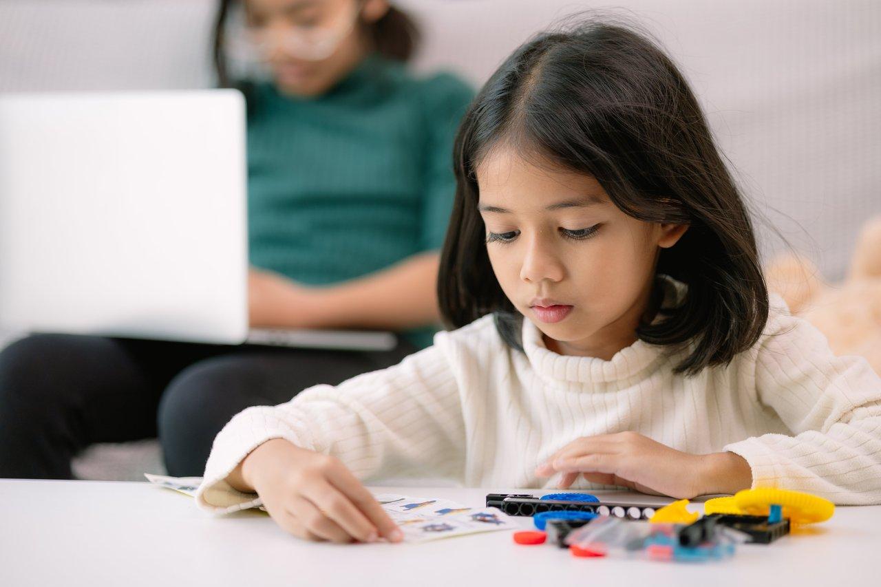 Un enfant jouant au LEGO programmation, illustrant l'innovation éducative et la créativité chez les jeunes.
