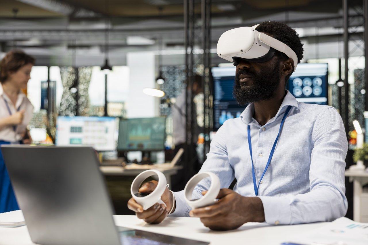 Un executive afro-américain utilise un casque AR VR innovant pour une réunion interactive axée sur l'analyse commerciale.