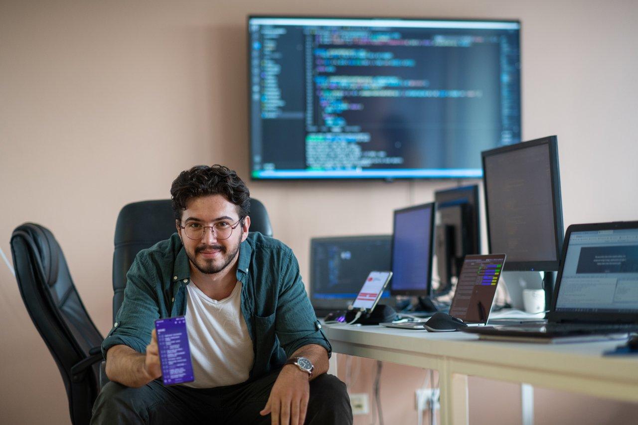 Un fondateur de startup testant un prototype MVP auprès d’utilisateurs pour valider son idée innovante.