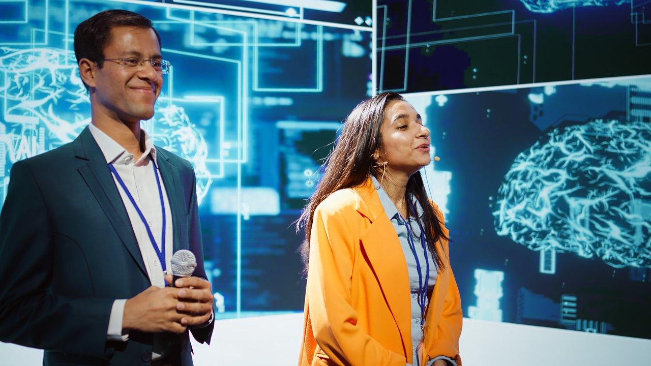 Un moment d’échanges lors d’un événement de networking technologique au CES 2026, axé sur l’intelligence artificielle.