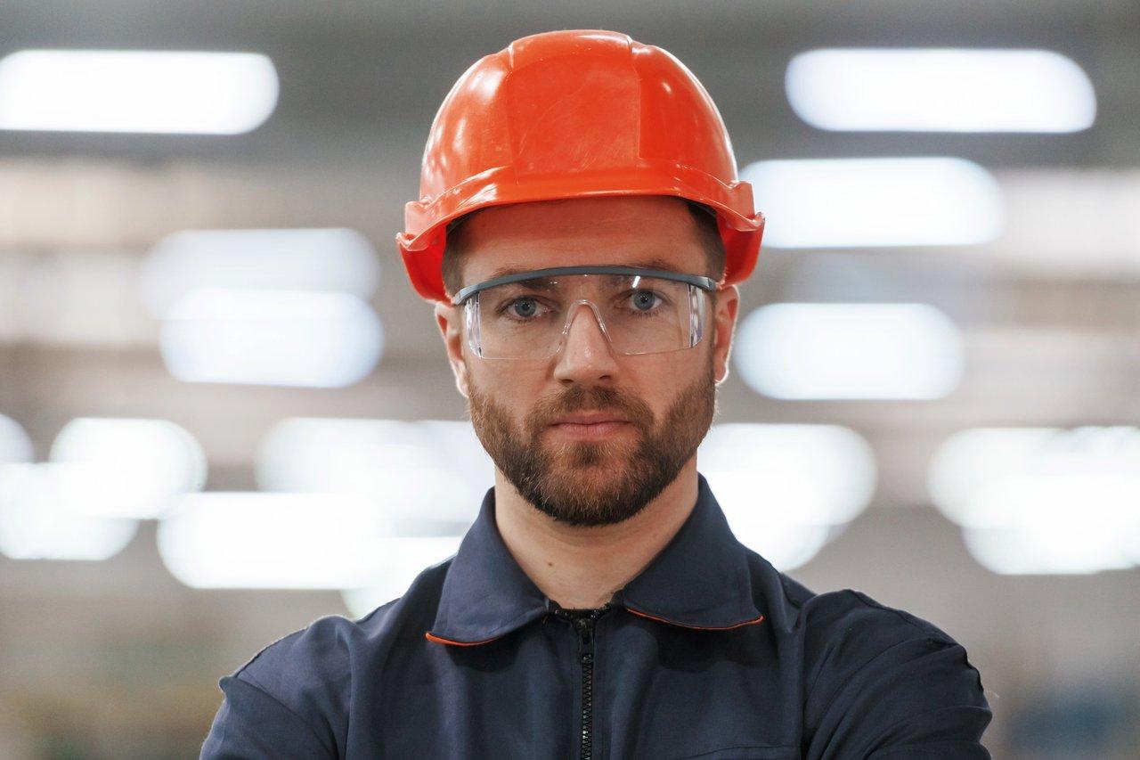 Un opérateur logistique utilisant des smart glasses pour optimiser la préparation des commandes en entrepôt moderne.