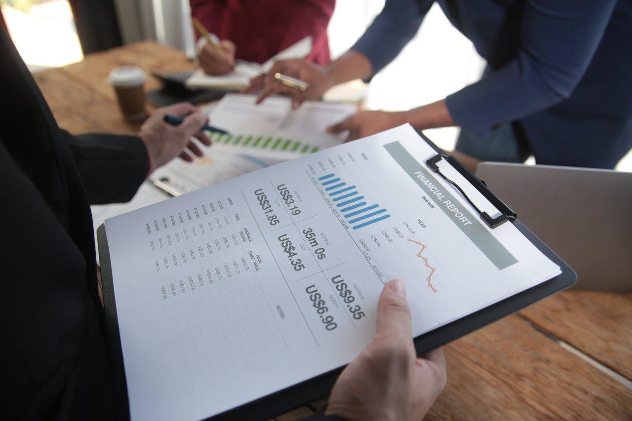 Un tableau de bord de financement startup illustrant la gestion collaborative des investissements et analyses financières.