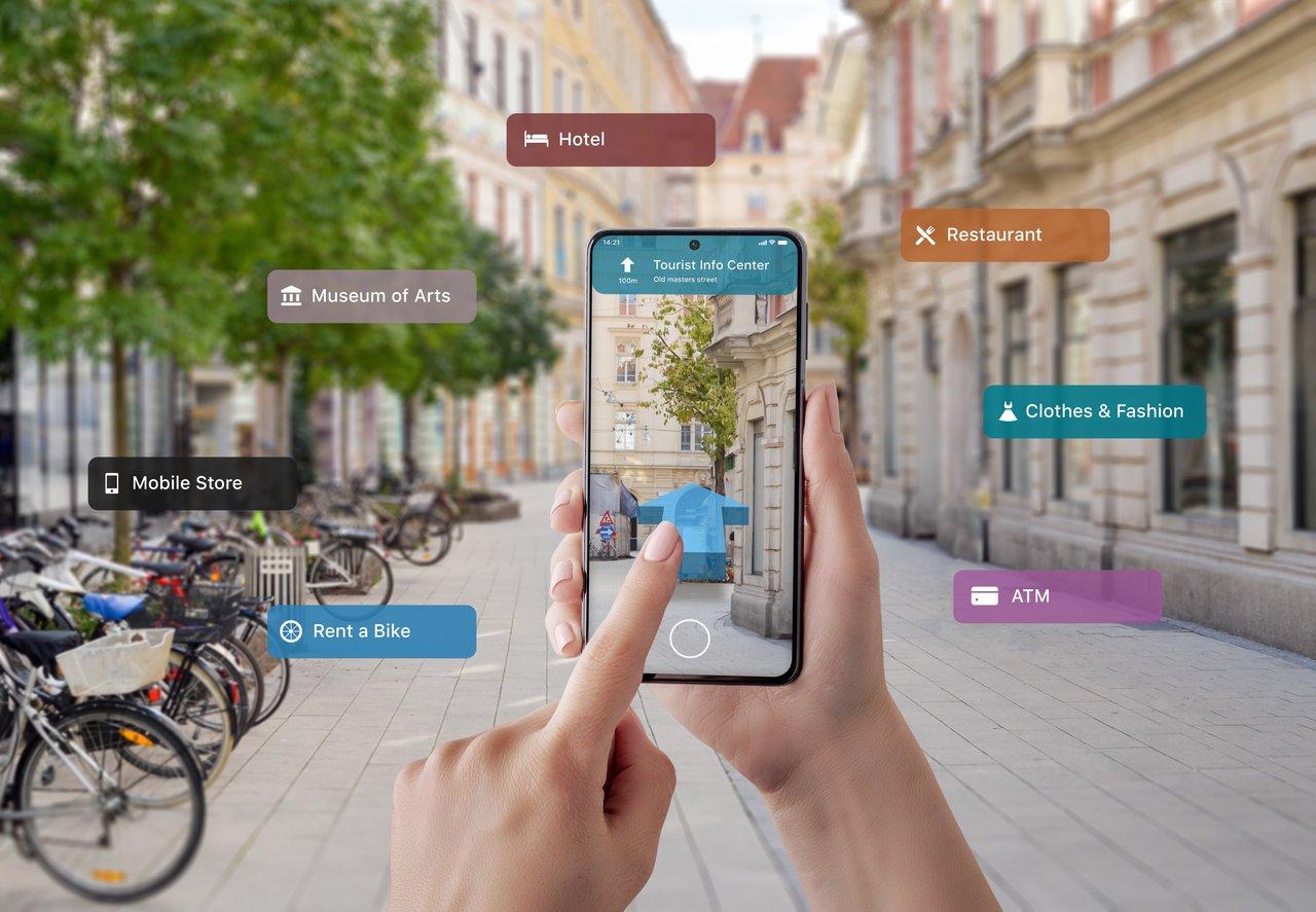 Une application de réalité augmentée sur smartphone superpose des objets virtuels à un paysage réel pour enrichir l'expérience touristique.