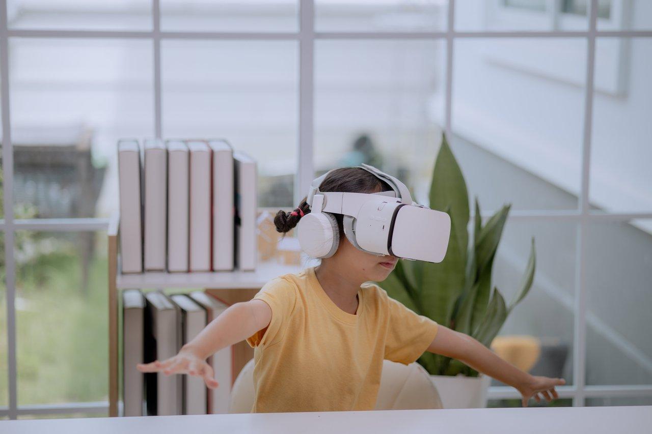 Une élève utilisant un casque de réalité augmentée dans un laboratoire virtuel pour une formation immersive en sciences.