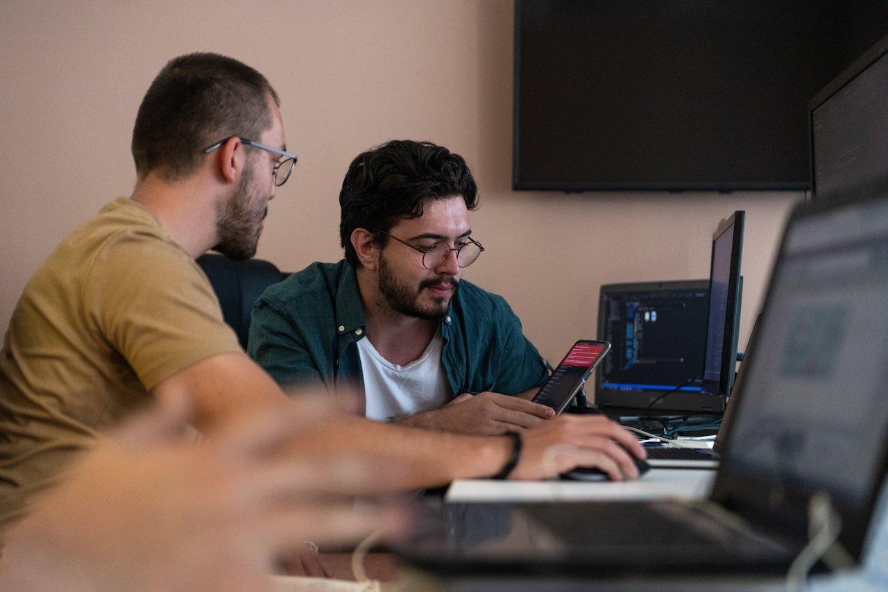 Une équipe de développeurs blockchain collaborant efficacement sur GitHub pour innover ensemble.