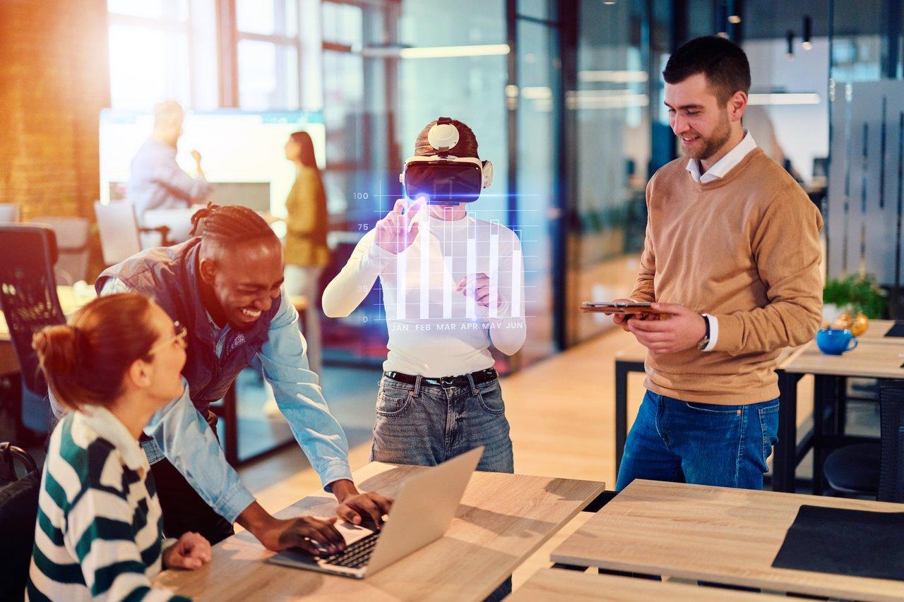 Une équipe de startup collaborant avec technologie innovante, intégrant l'IA générative dans un environnement moderne.