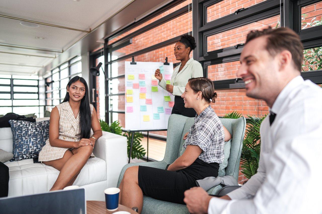 Une équipe de startup en brainstorming informel, discutant de priorités et de pivot stratégique pour éviter l’échec.