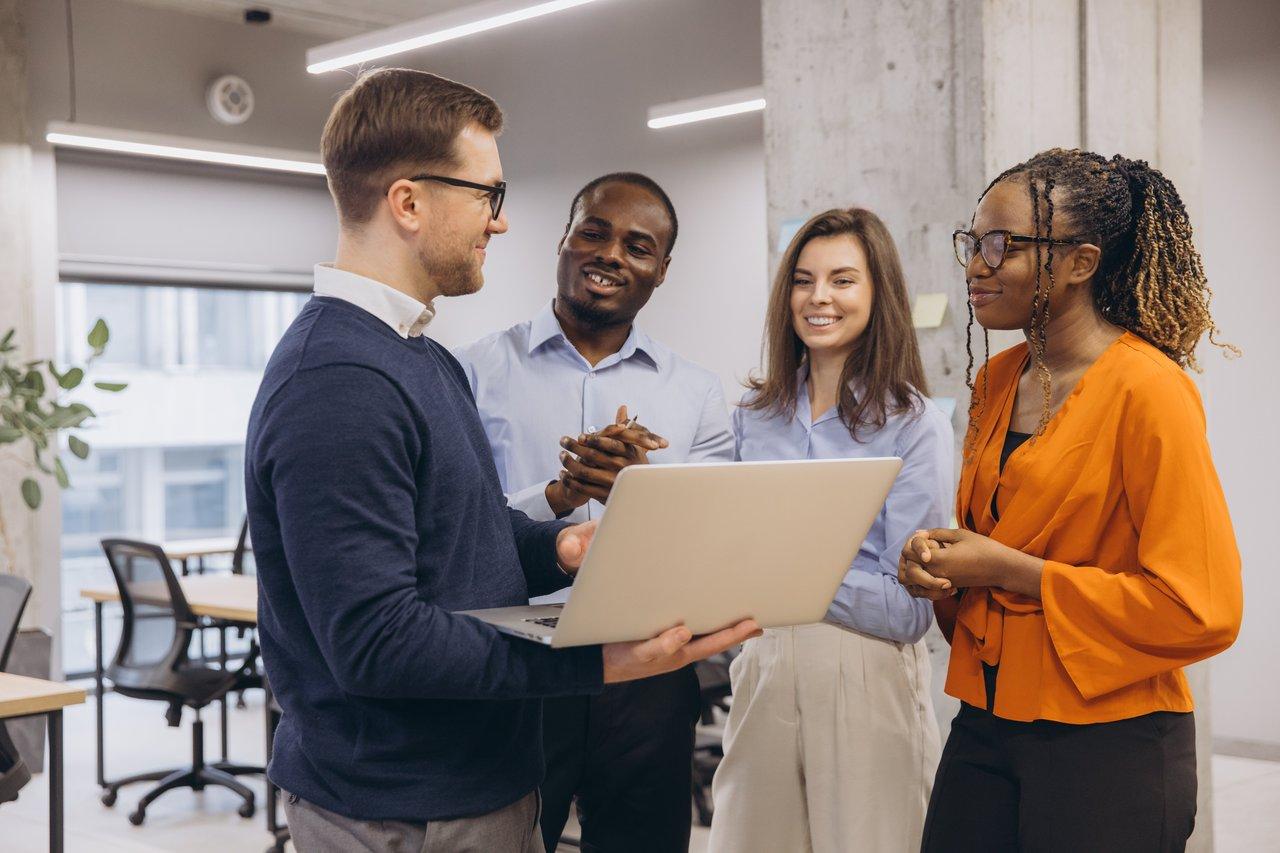 Une équipe diverse en collaboration lors d’un hackathon en entreprise, favorisant l'innovation et la créativité.
