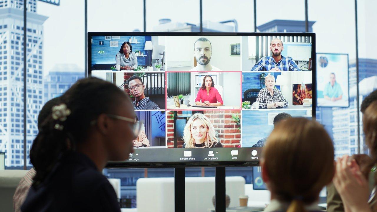 Une équipe utilisant des appareils pour une collaboration efficace en remote teamwork collaboration devices lors d'une réunion en ligne.