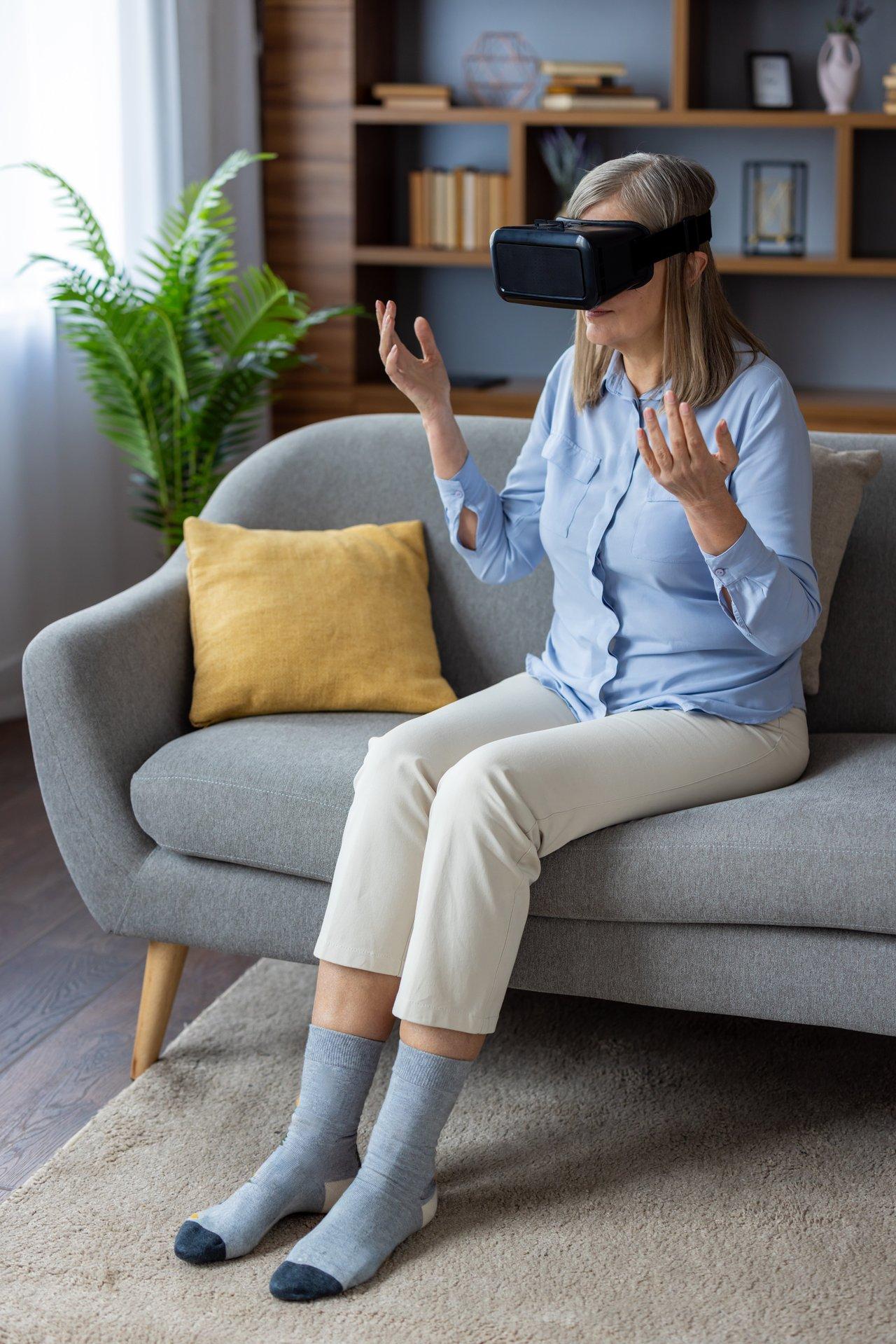 Une femme d'âge moyen explore la thérapie anxiety virtual reality avec un casque VR dans un salon moderne.