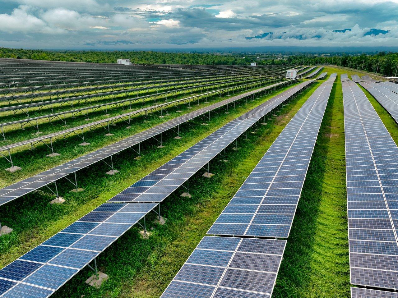 Une ferme de minage crypto alimentée par l'énergie solaire et éolienne, illustrant une blockchain plus verte et durable.