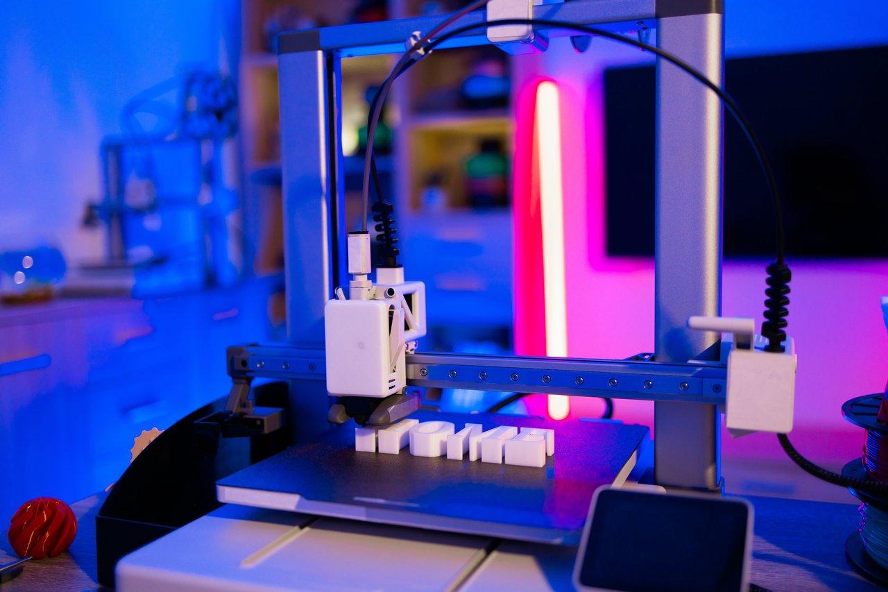 Une imprimante 3D CoreXY en action, créant des prototypes électroniques précis avec une technologie avancée.