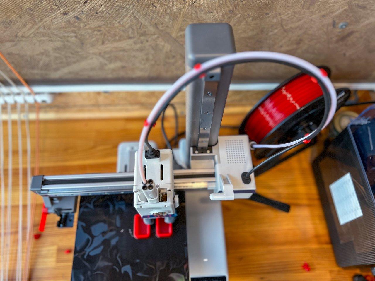 Une imprimante 3D en atelier de prototypage professionnel, illustrant la fiabilité de la Prusa MK4 après 1000 heures d’utilisation.