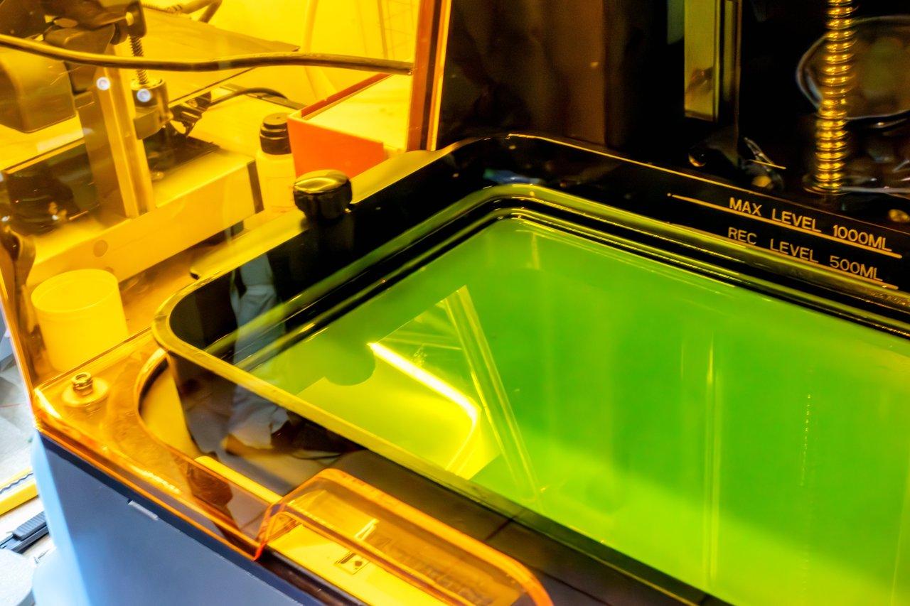 Une large resin 3D printer touchscreen en fonctionnement pour la fabrication de pièces grand format.