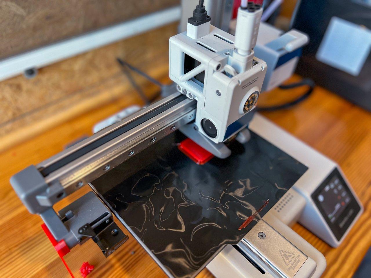 Une modern desktop 3d printer multi-material en cours de fabrication d'une pièce complexe pour les PME en 2025.