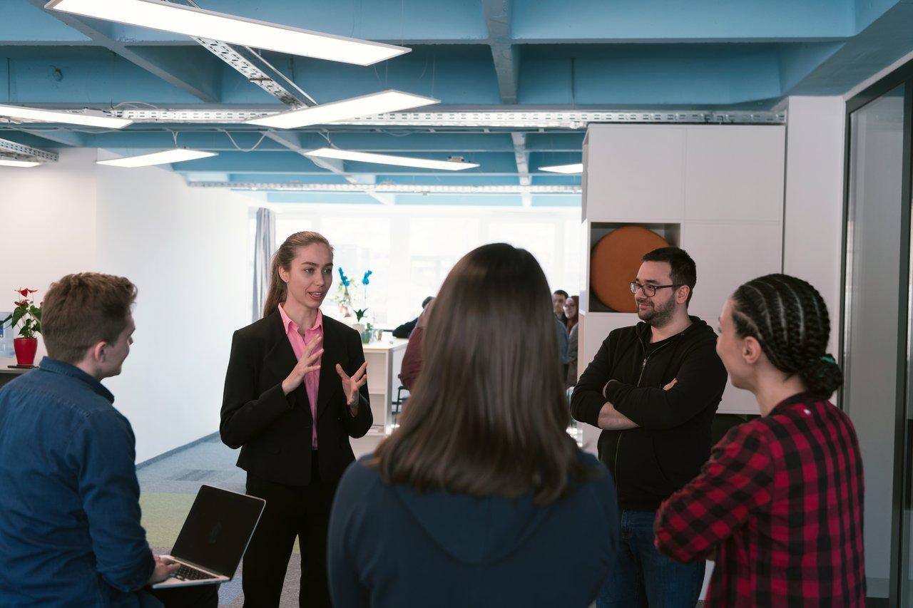 Une rencontre de developers lors d’un networking event coworking à Montpellier, favorisant échanges et collaborations innovantes.
