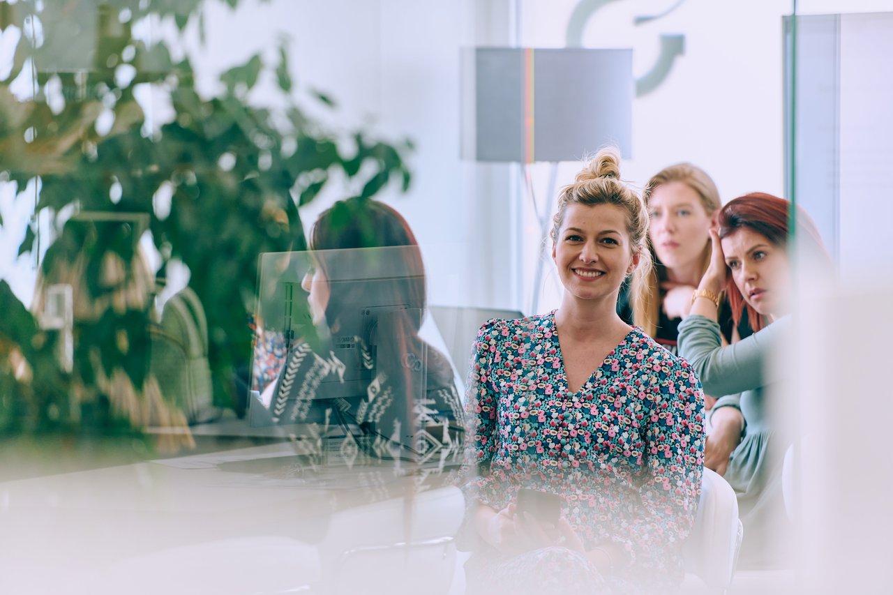 Une rencontre de femmes entrepreneures tech en pleine discussion dans un incubateur innovant, favorisant l’échange d’idées et de stratégies.