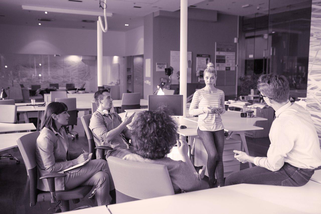 Une réunion de startup tech française en pleine brainstorm pour façonner l'innovation 2025.