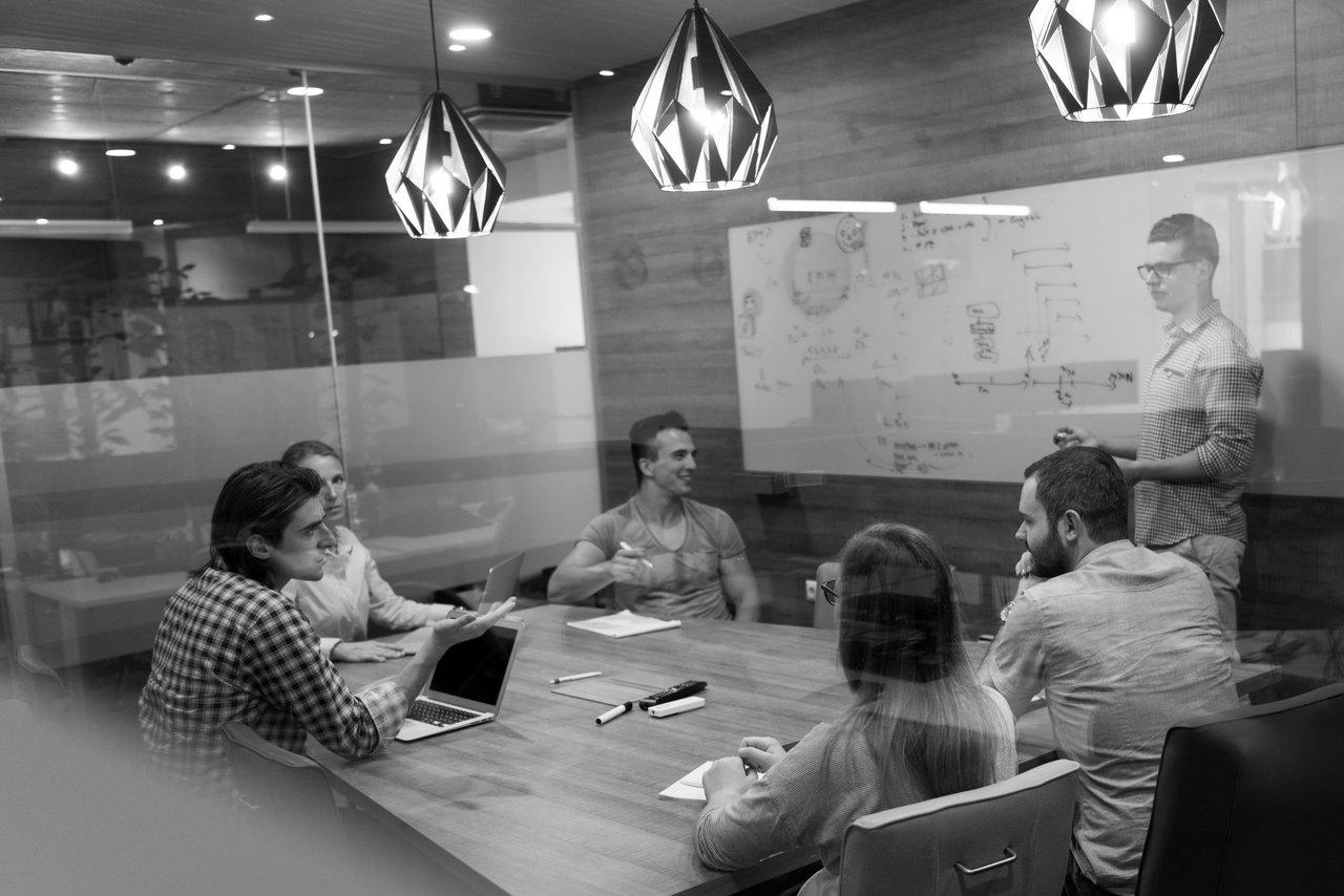 Une réunion entre startup founders et investisseurs providentiels dans un espace de coworking moderne, clé pour réussir son premier tour de financement.