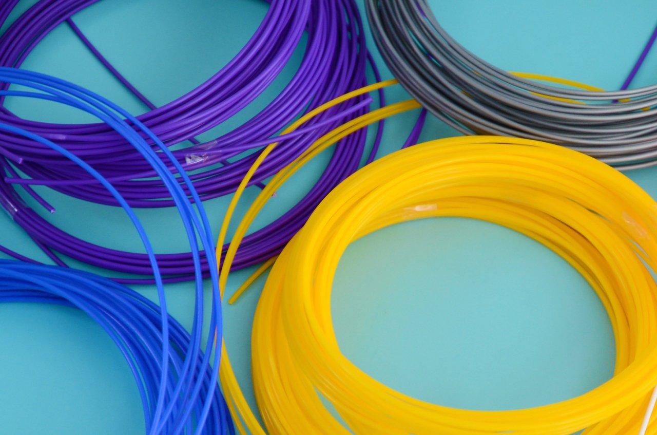 Une variété de matériaux d'impression 3D, dont filaments PLA et ABS, essentiels en 2025.