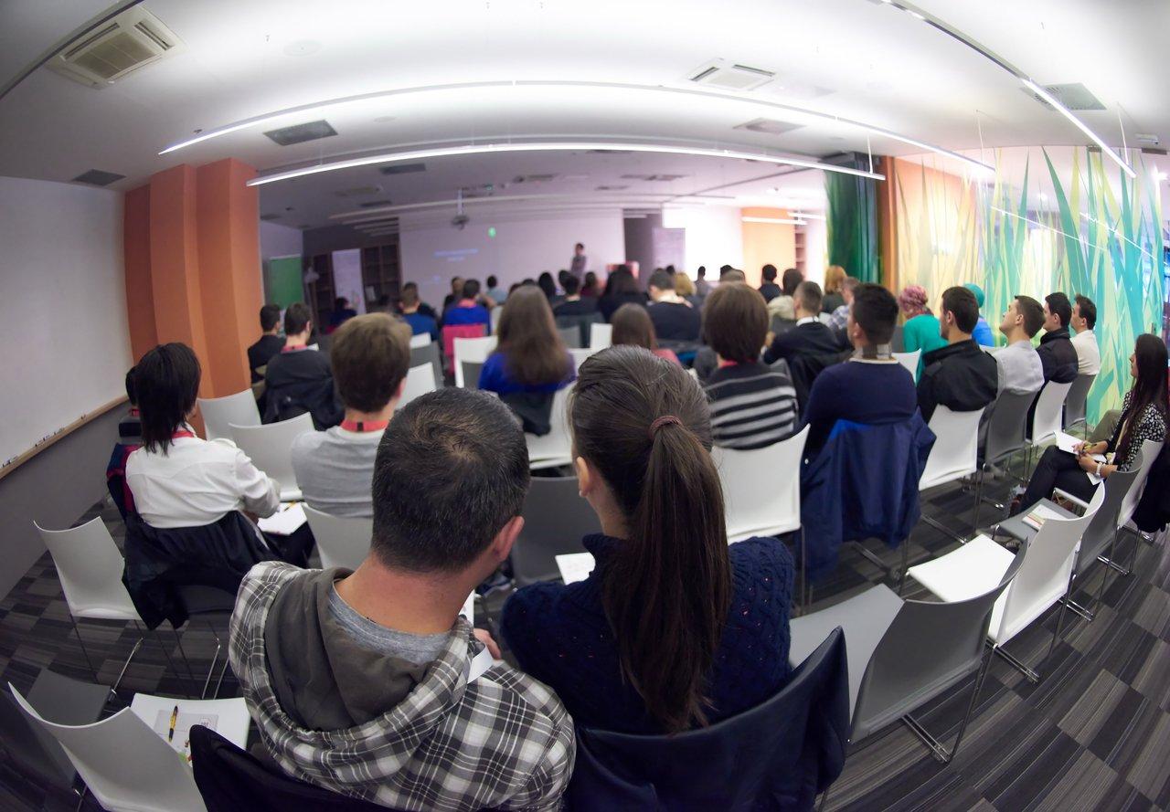 Une vue du centre de conférence Annecy lors d'une présentation sur la blockchain lors d’un événement Bitcoin.