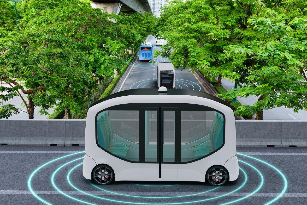 Véhicules autonomes en environnement urbain intelligent avec systèmes NVIDIA et Premio lors du CES Unveiled Paris 2025.
