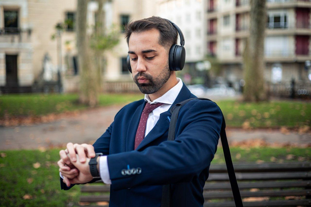 Vitrine de smartwatches et headphones premium, alliant design élégant et technologies innovantes pour la rentrée 2025.