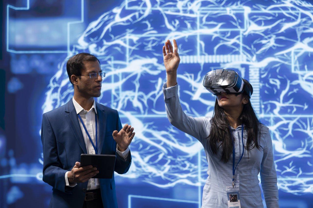 Vue panoramique du MWC 2026 à Barcelone, mettant en avant la technologie de l'exposition, IA, robotique et connectivité satellitaire.