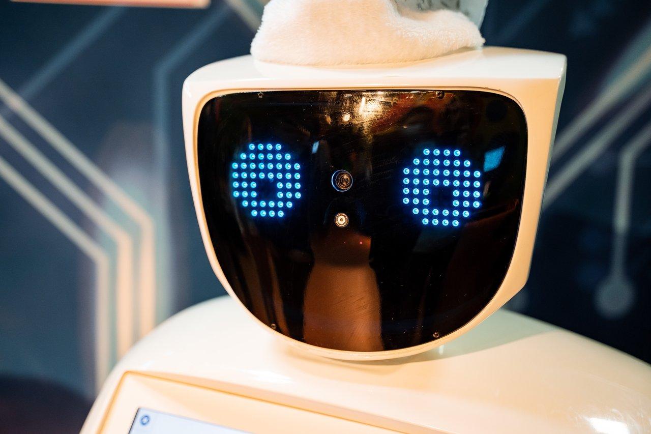 Vue panoramique du salon CES 2025, mettant en valeur des stands de robots lors d'une exposition de technologie avancée.