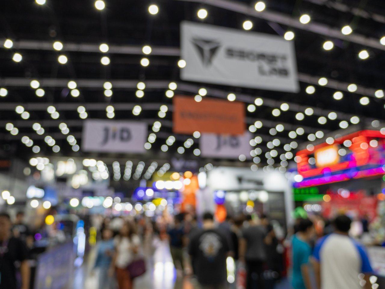 Vue panoramique immersive du salon européen de l’innovation technologique 2025, mettant en avant des outils numériques d’aide à la rédaction.